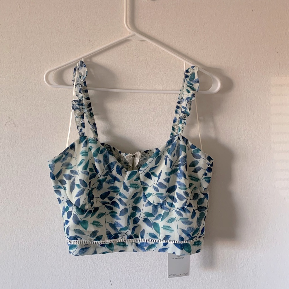 Kendall + Kylie Ruffle Crop Top Tropical Indigo Print

Size XXL